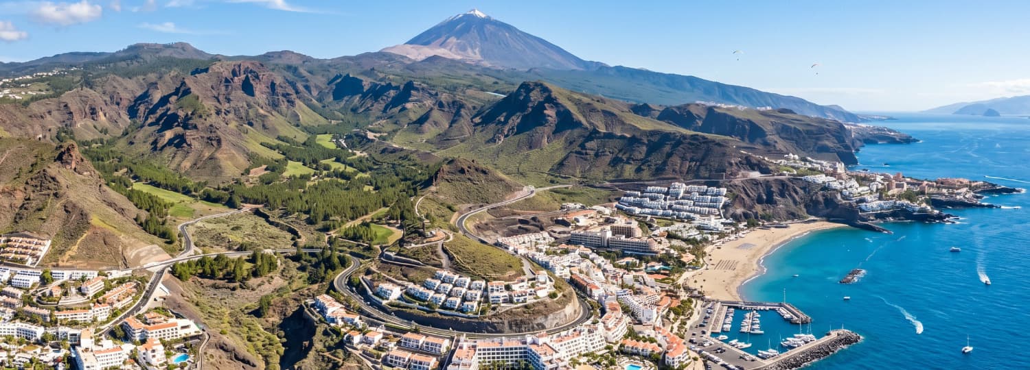 Luchtfoto van Los Gigantes op Tenerife met de Teide op de achtergrond en de blauwe Atlantische Oceaan